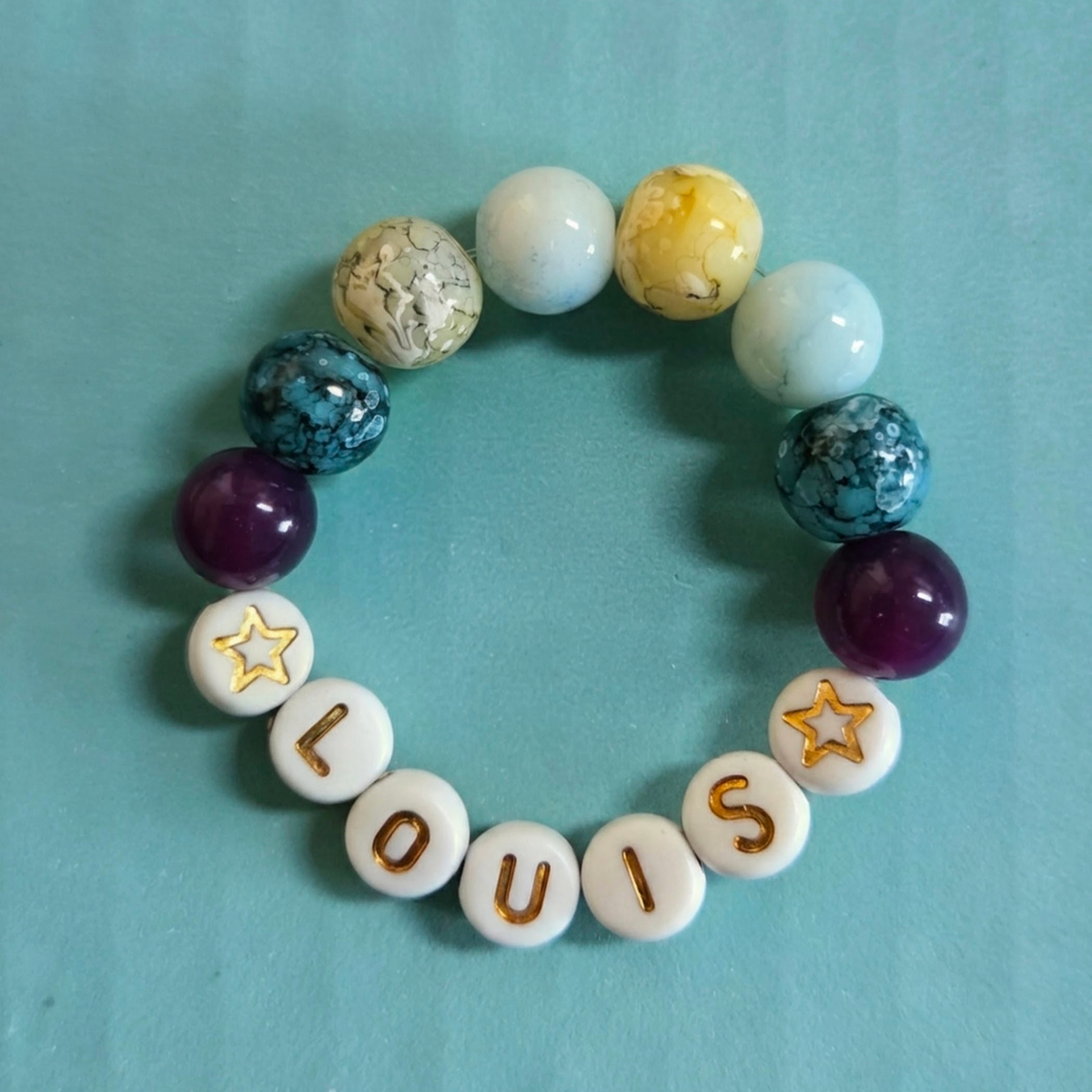 Armband mit Glas- und Natursteinperlen gemischt
