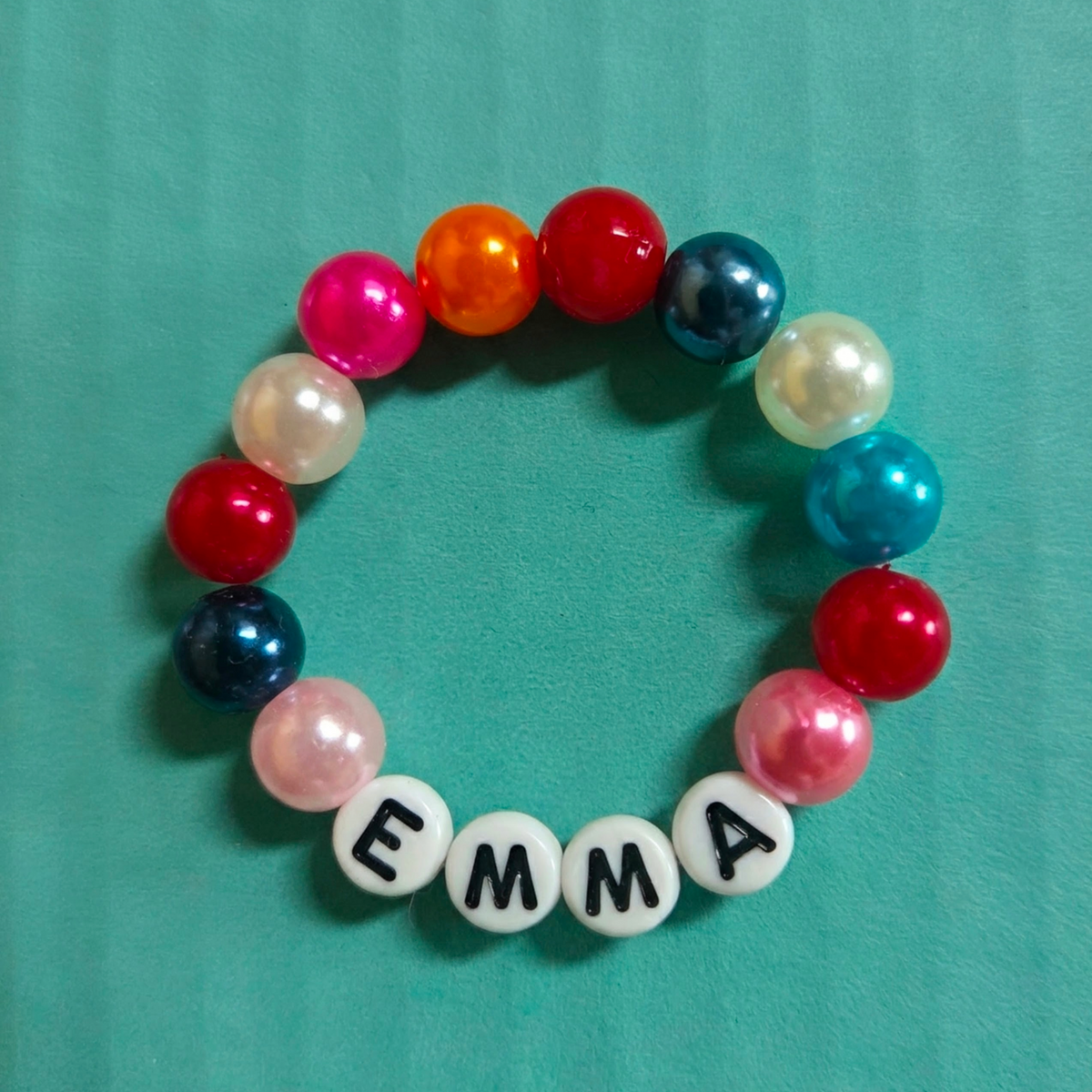 Armband mit Kunstperlen