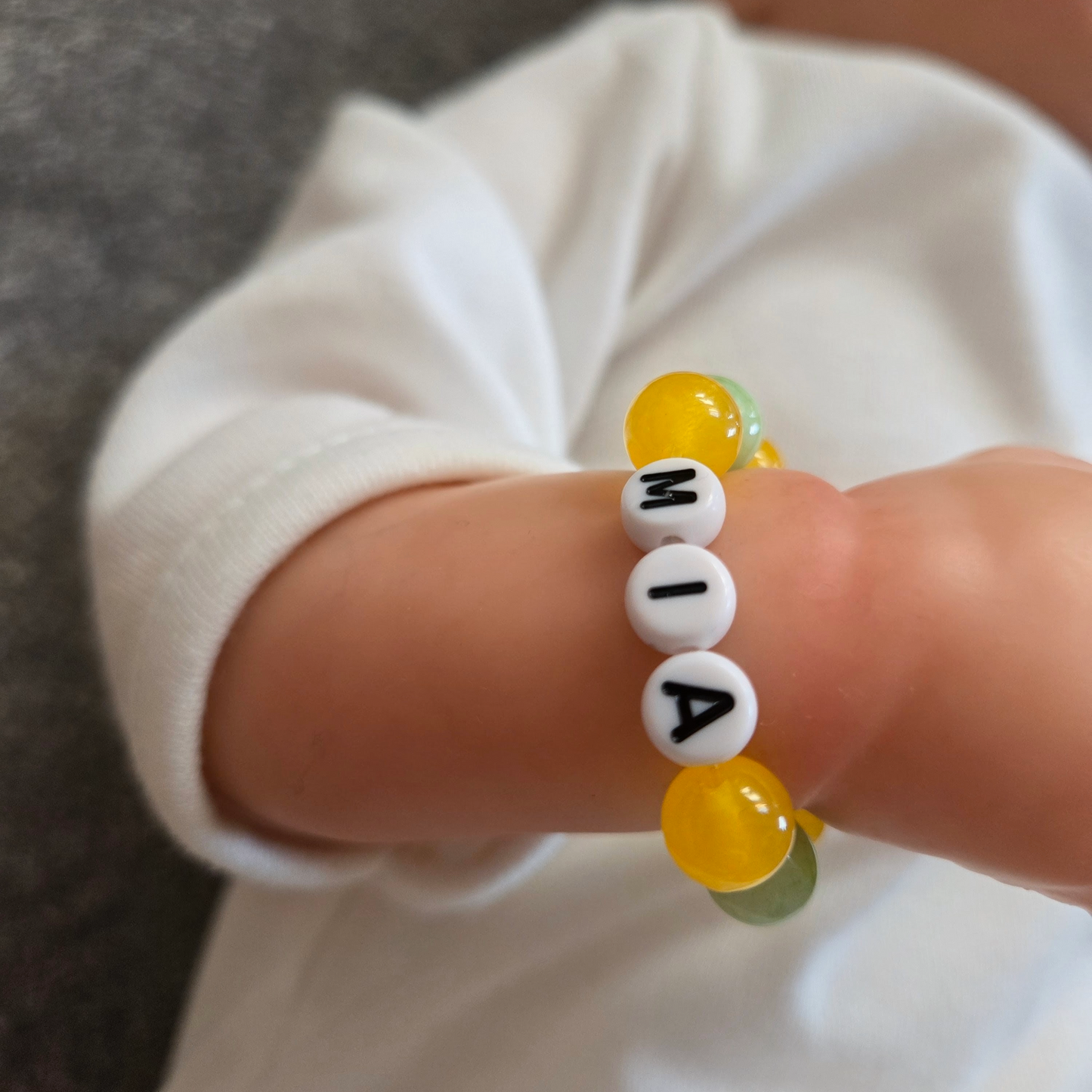 Armband mit Glas- und Natursteinperlen gemischt
