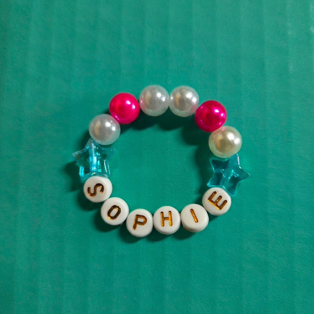 Armband mit Kunstperlen