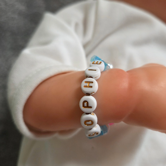 Armband mit Kunstperlen