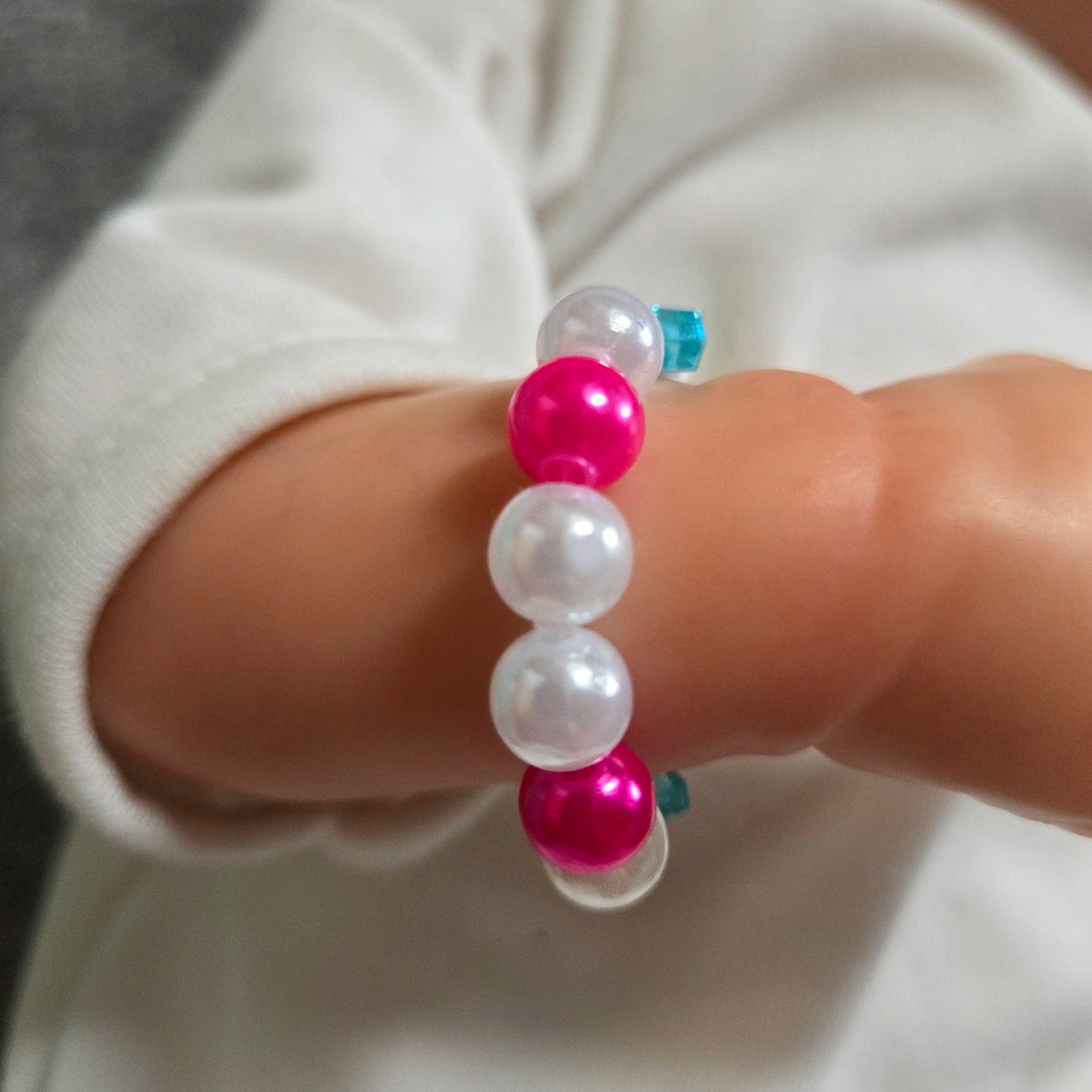 Armband mit Kunstperlen