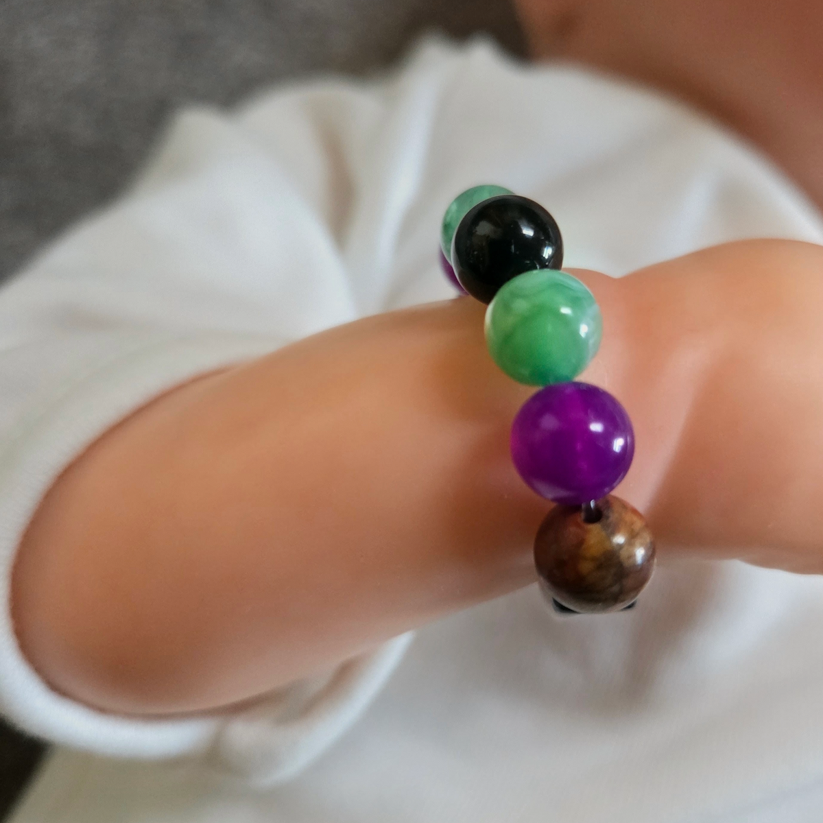Armband mit Glas- und Natursteinperlen gemischt